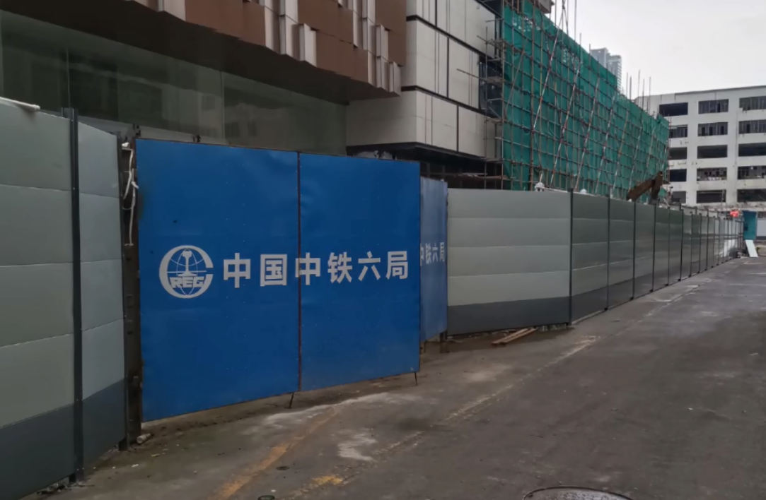 C型鋼(gang)彩塗闆圍擋案例 簡易安(an)裝(zhuang)圍擋【旭東圍擋】