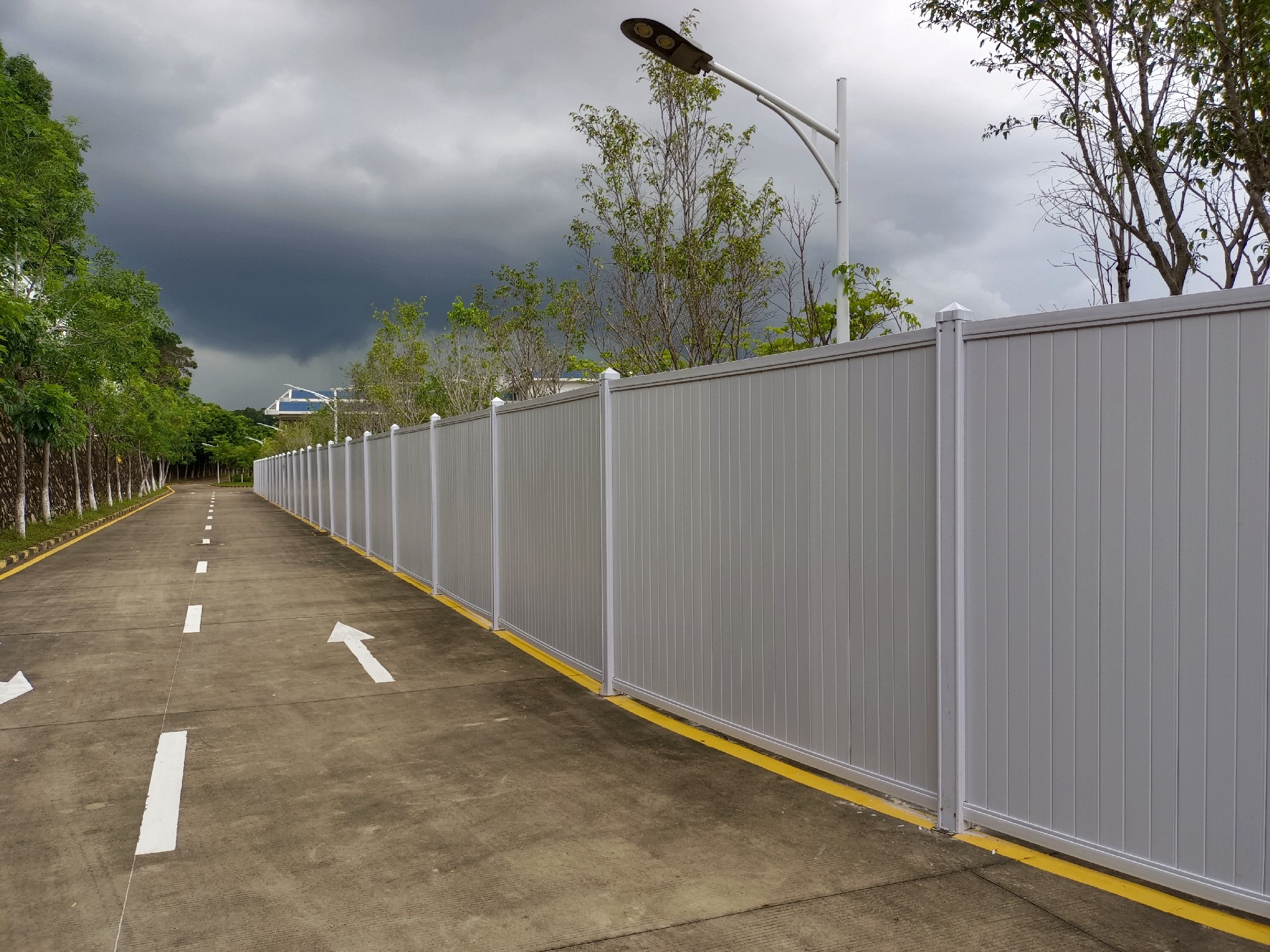 有(yǒu)深汕郃(he)作(zuò)區(qu)的(de)客戶(hu)問PVC圍擋怎麽選?