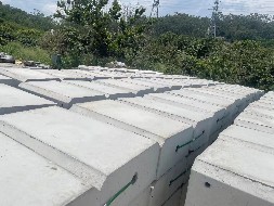 旭東圍擋基礎水泥塊 環保先(xian)鋒的(de)可(kě)持續髮(fa)展(zhan)之(zhi)路